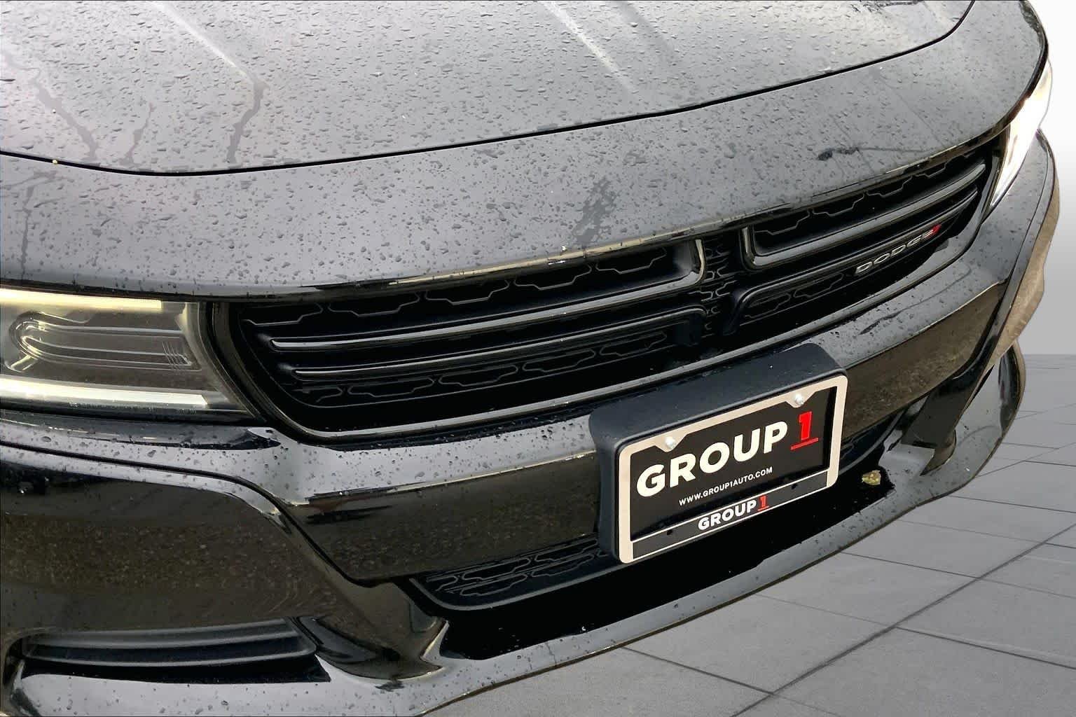 Used 2022 Pitch Black Clearcoat Dodge SXT image 28