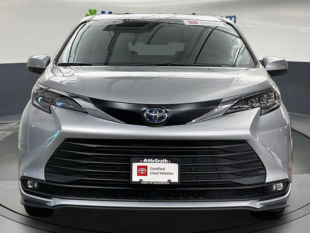 Used 2025 Silver Toyota XLE image 5