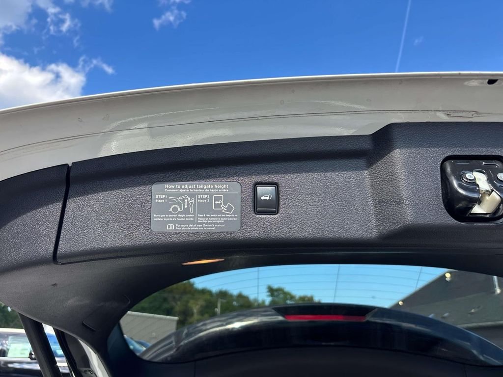 Used 2021 White INFINITI LUXE image 15