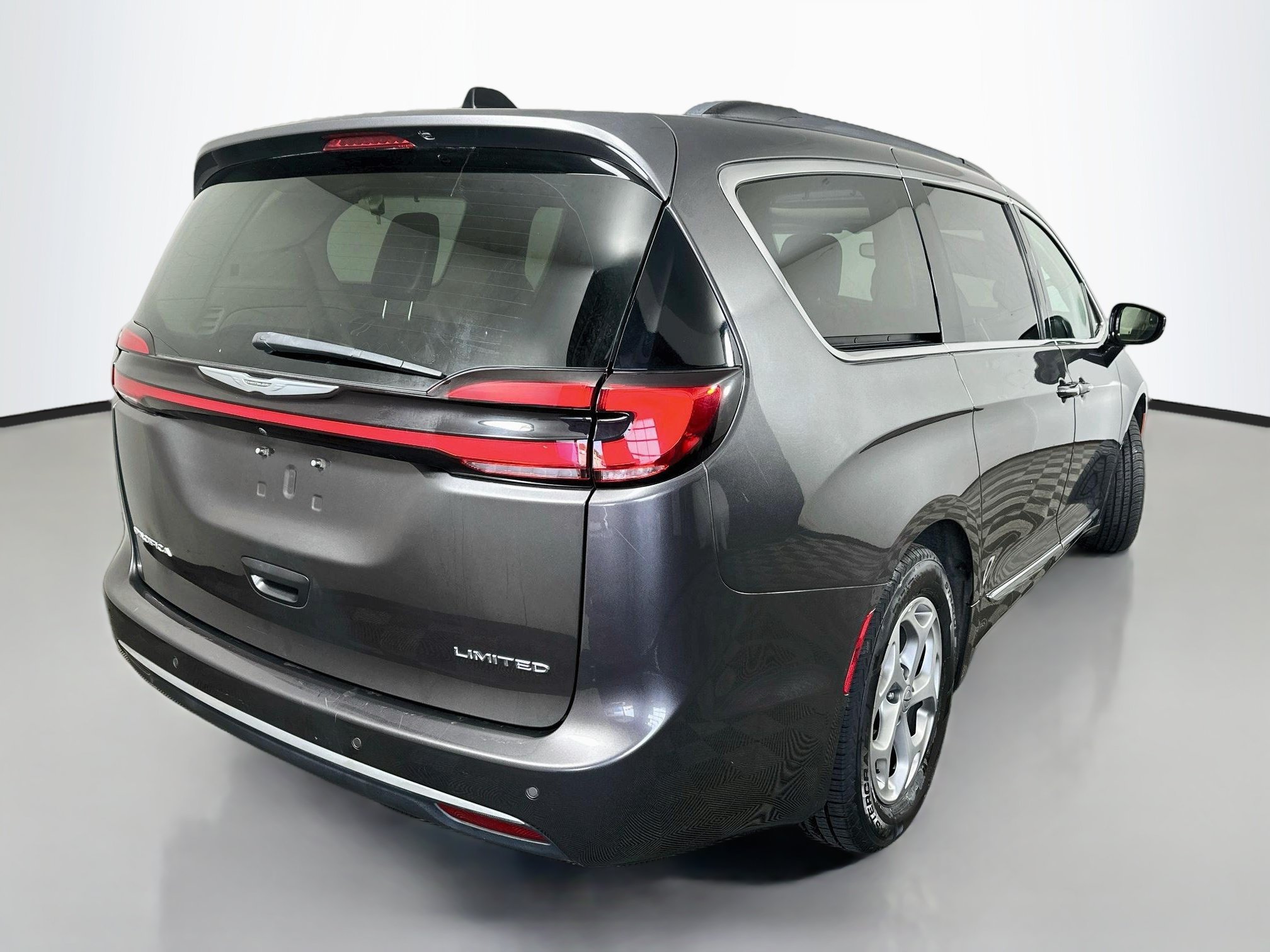 Used 2023 Granite Crystal Metallic Clearcoat Chrysler Limited image 8
