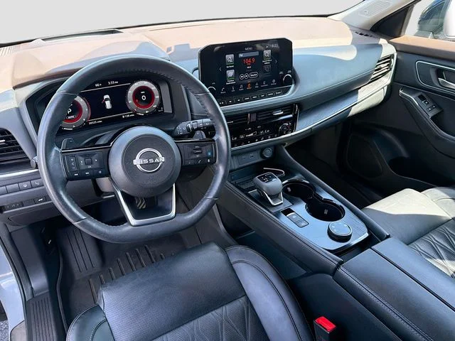 Used 2022 Gray Nissan Platinum image 9