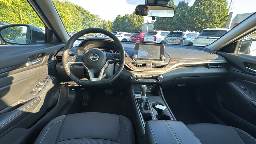 Used 2025 Glacier White Nissan 2.5 SV image 8