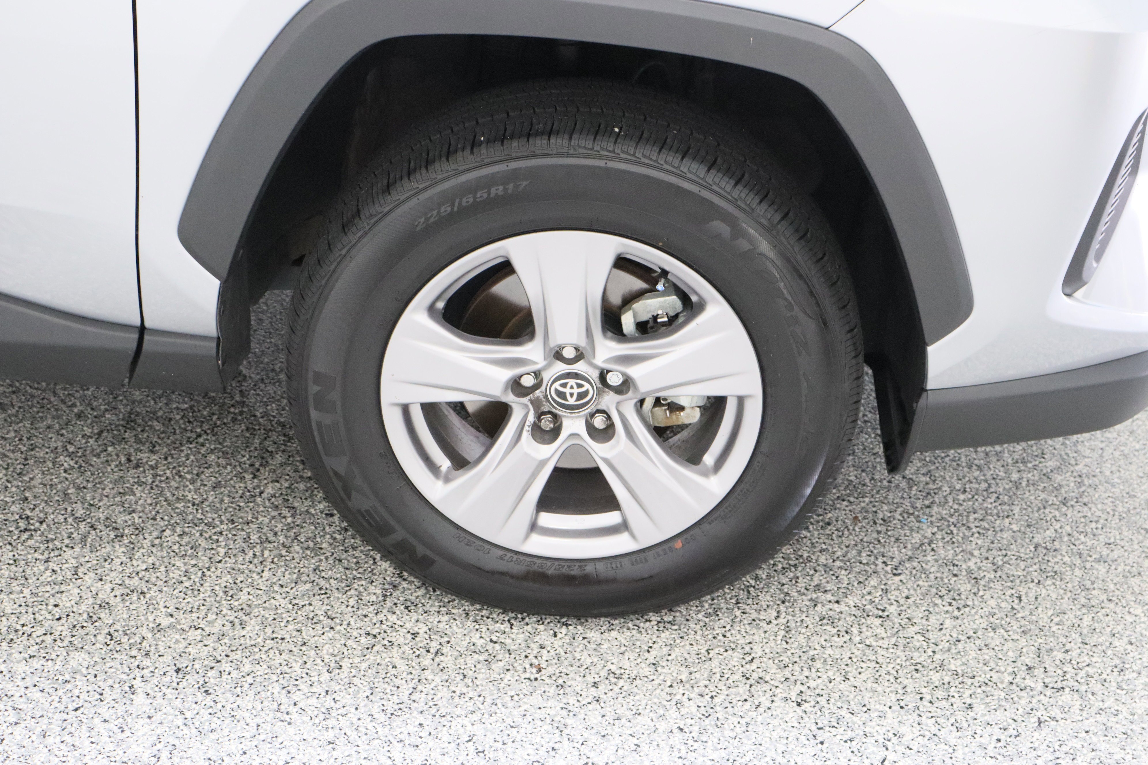 Used 2025 Silver Sky Metallic Toyota XLE 2.5L image 5