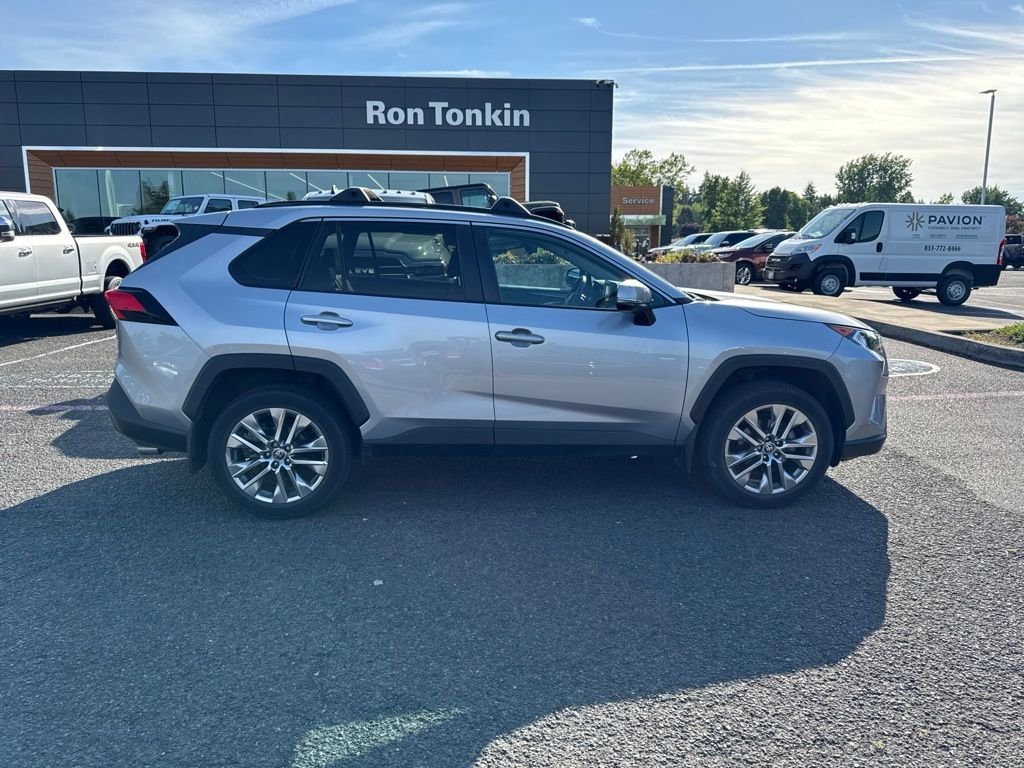 Used 2021 Silver Sky Metallic Toyota XLE Premium image 9