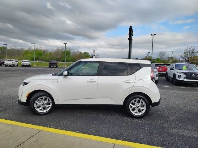 Used 2025 White Kia LX image 4