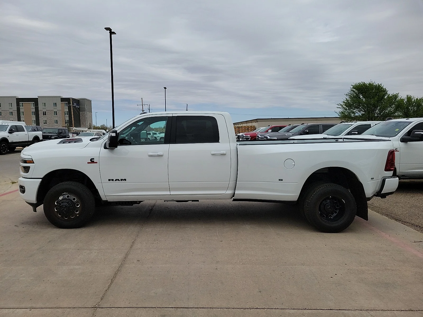 New 2026 PW7 Bright Whit Ram LARAMIE CREW CAB 4X4 8