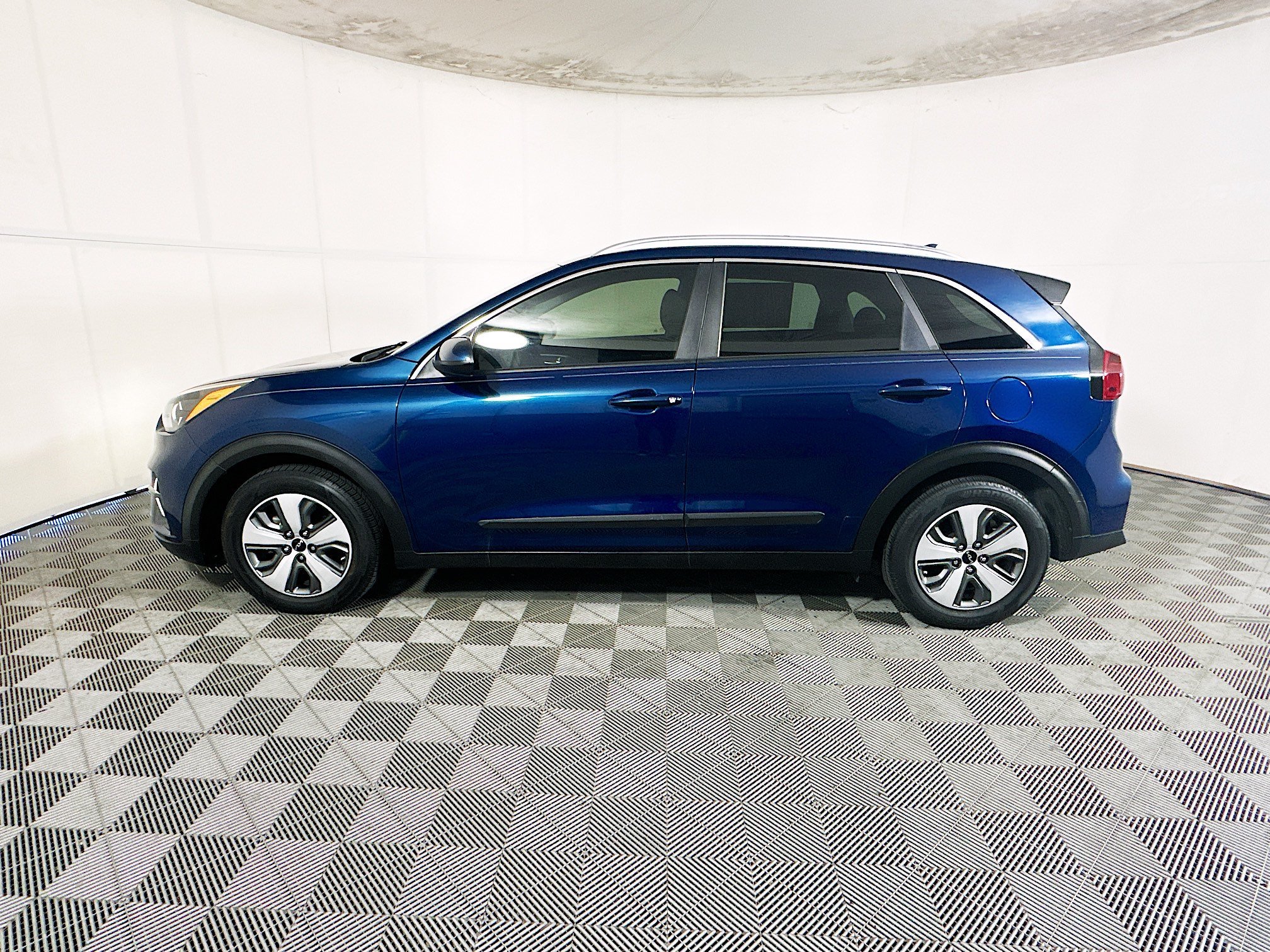 Used 2022 Deep Cerulean Kia LX image 6