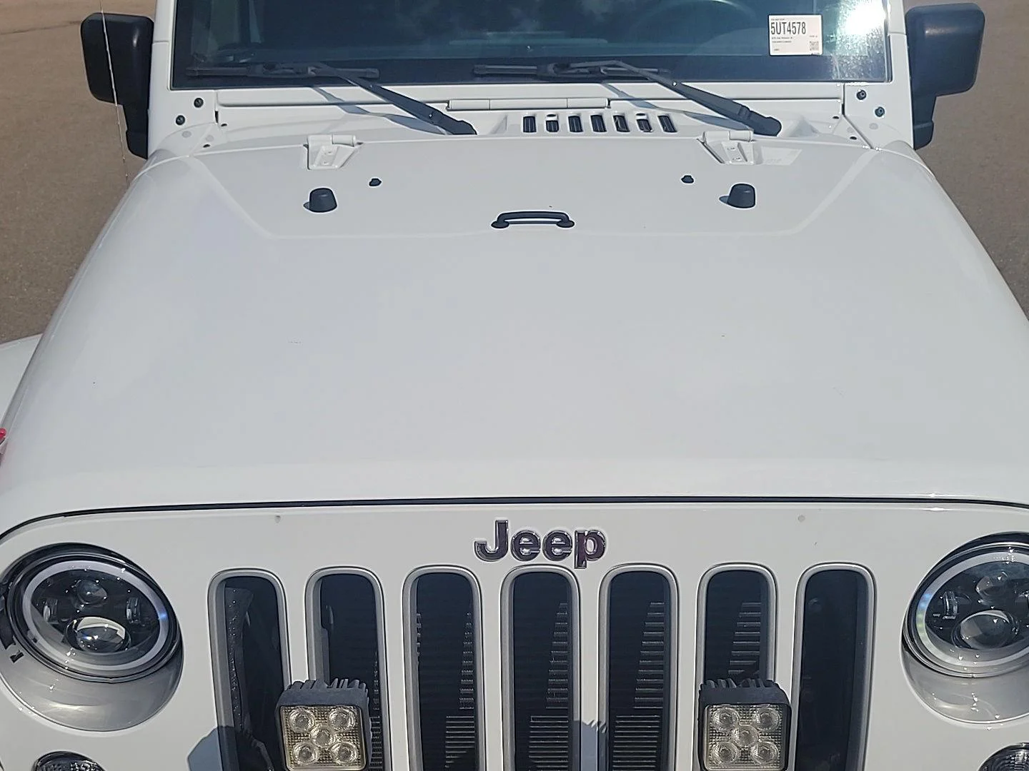 Used 2018 Bright White Clearcoat Jeep Sahara image 31