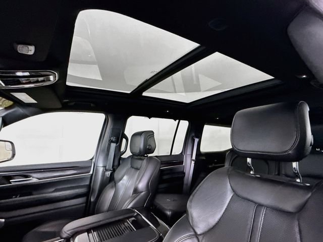 Used 2024 White Jeep Base image 23