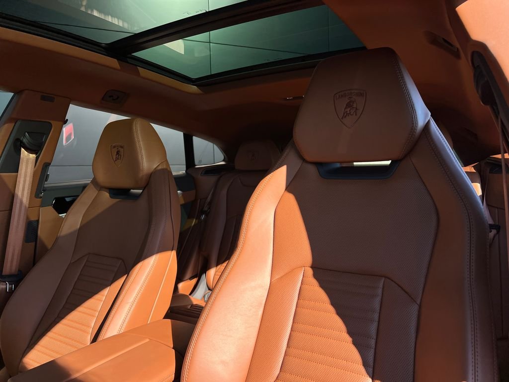 Used 2025 Black Lamborghini SE image 17