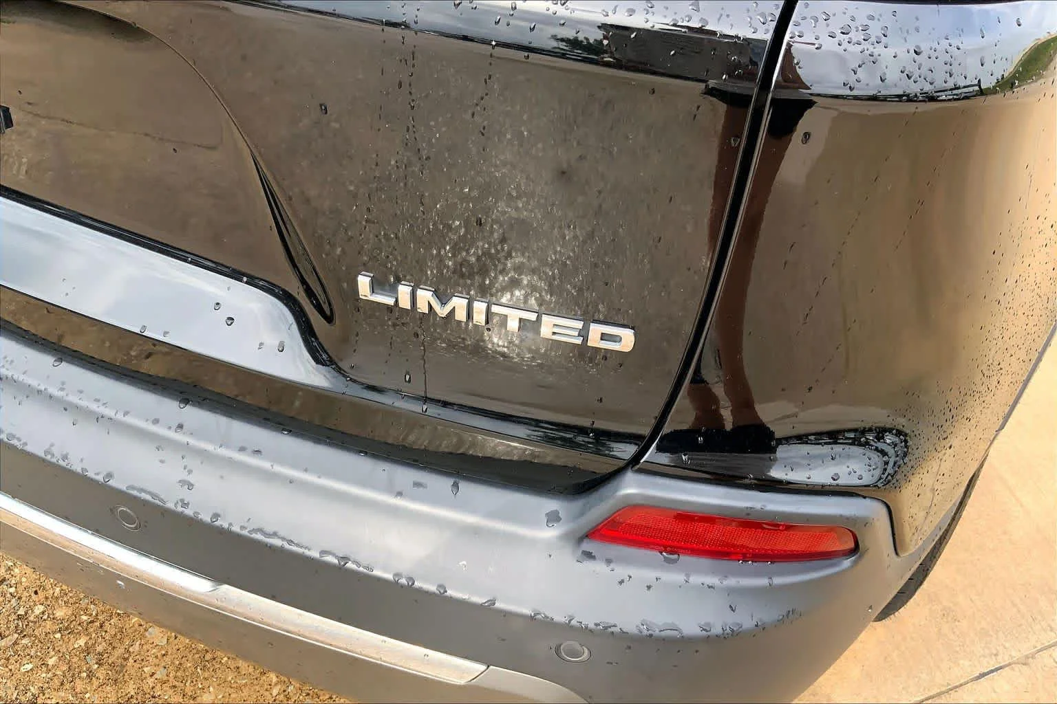 Used 2019 Diamond Black Crystal Pearlcoat Jeep Limited image 10