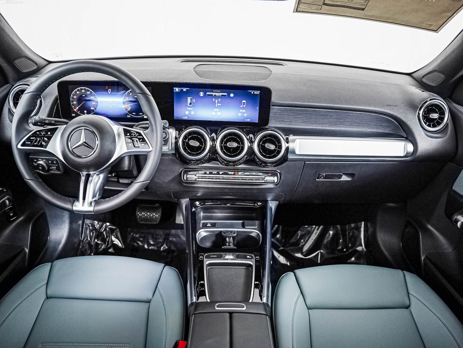 New 2026 Polar White Mercedes-Benz GLB 250 image 9
