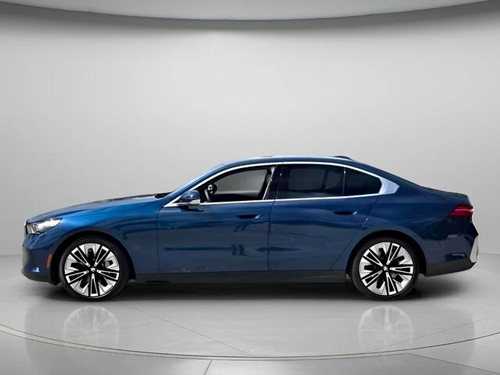 Used 2024  BMW  image 3