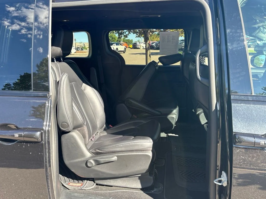 Used 2023 Black Chrysler Touring L image 32