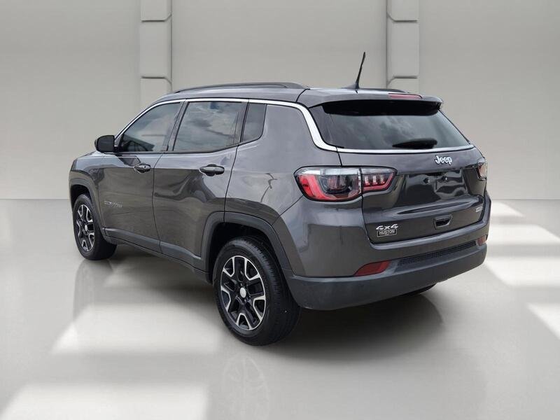 Used 2022 Crystal Metallic JEEP LATITUDE 4X4 image 3