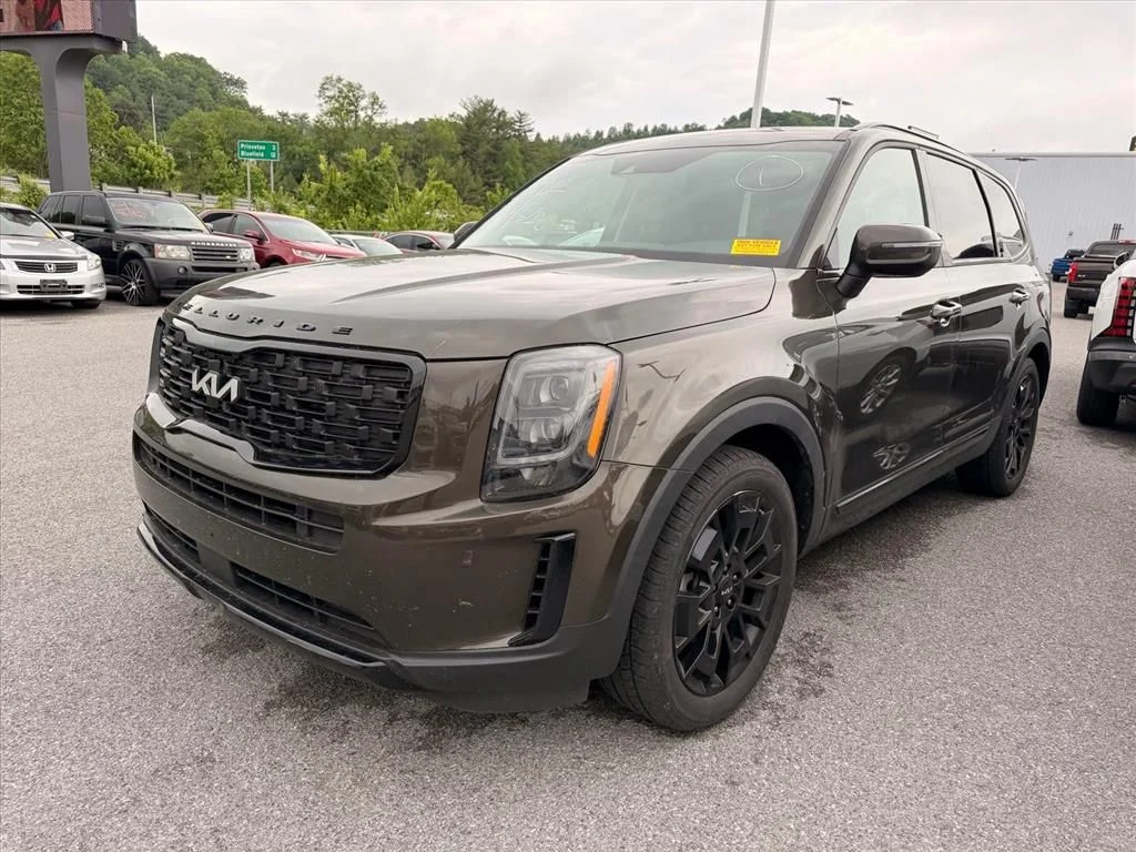 Used 2022 Green Kia EX image 2