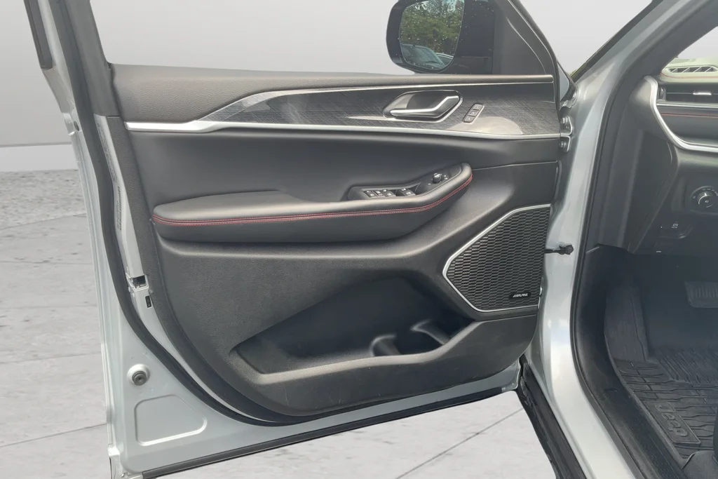 Used 2022 Silver Jeep Trailhawk image 11