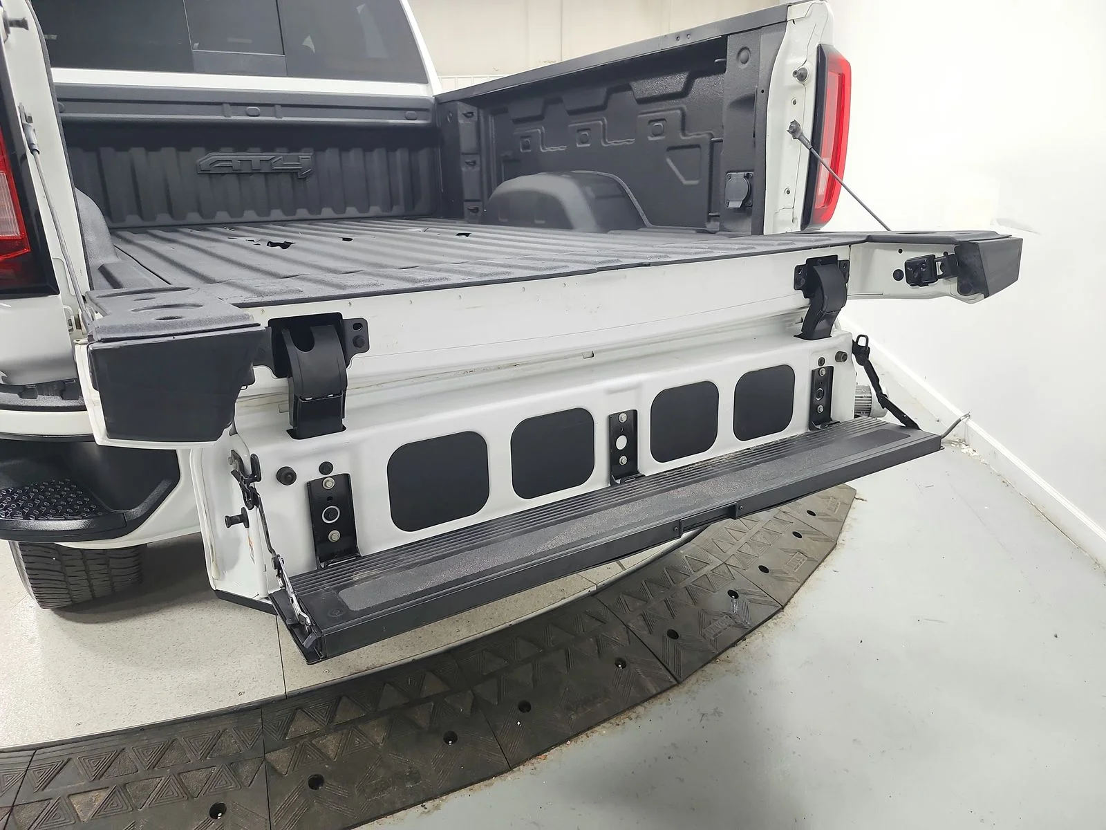 Used 2022 White GMC AT4 image 54