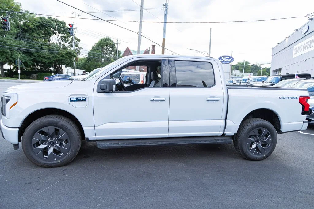 2025 Ford F-150 Lightning Flash - Photo 3