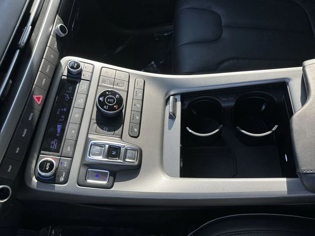 Used 2025 White Hyundai SEL Premium image 21