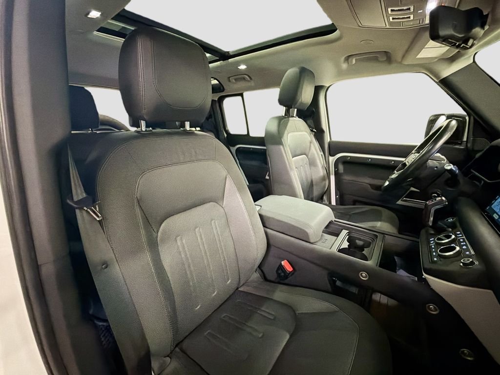 Used 2021 White Land Rover SE image 29