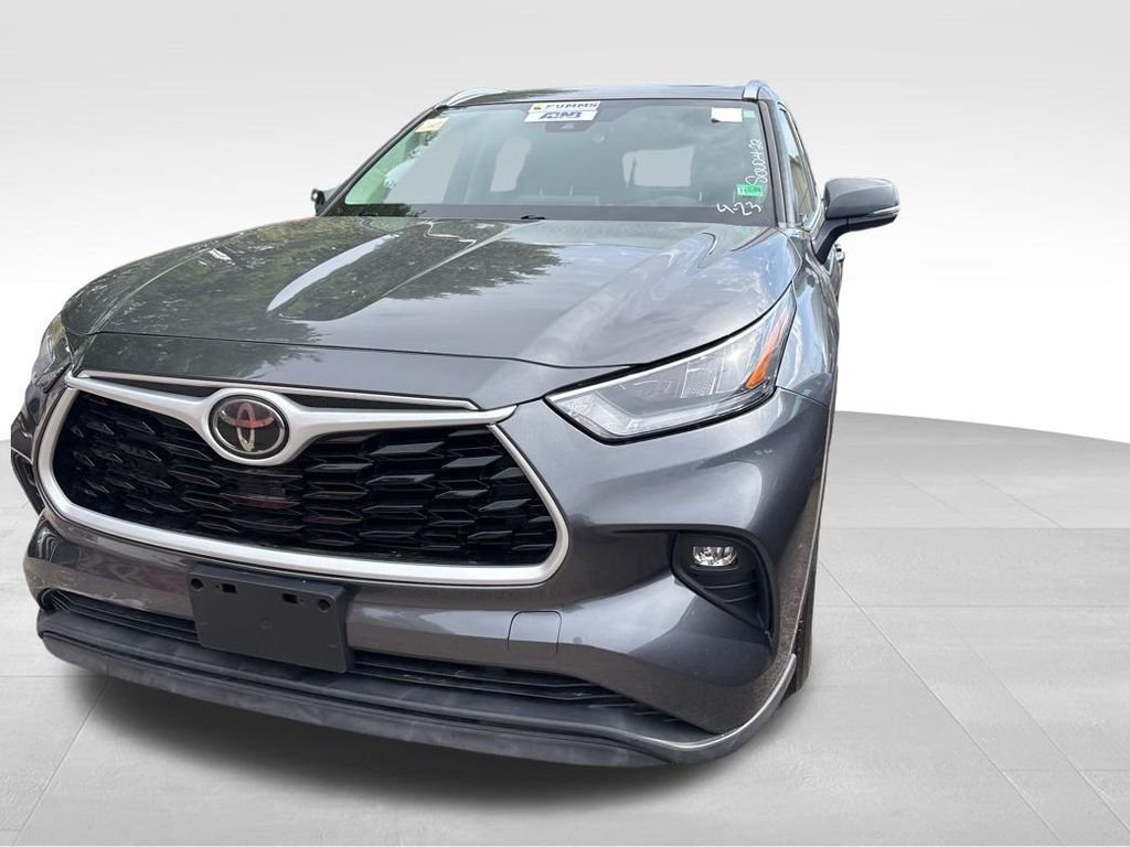 Used 2020 Gray Toyota XLE image 3