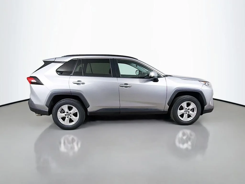 Used 2021  Toyota XLE image 5