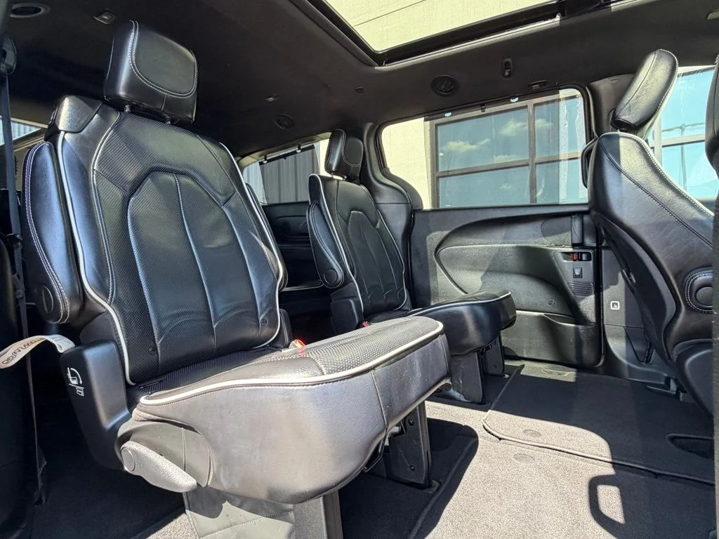 Used 2025 Black Chrysler Limited image 22