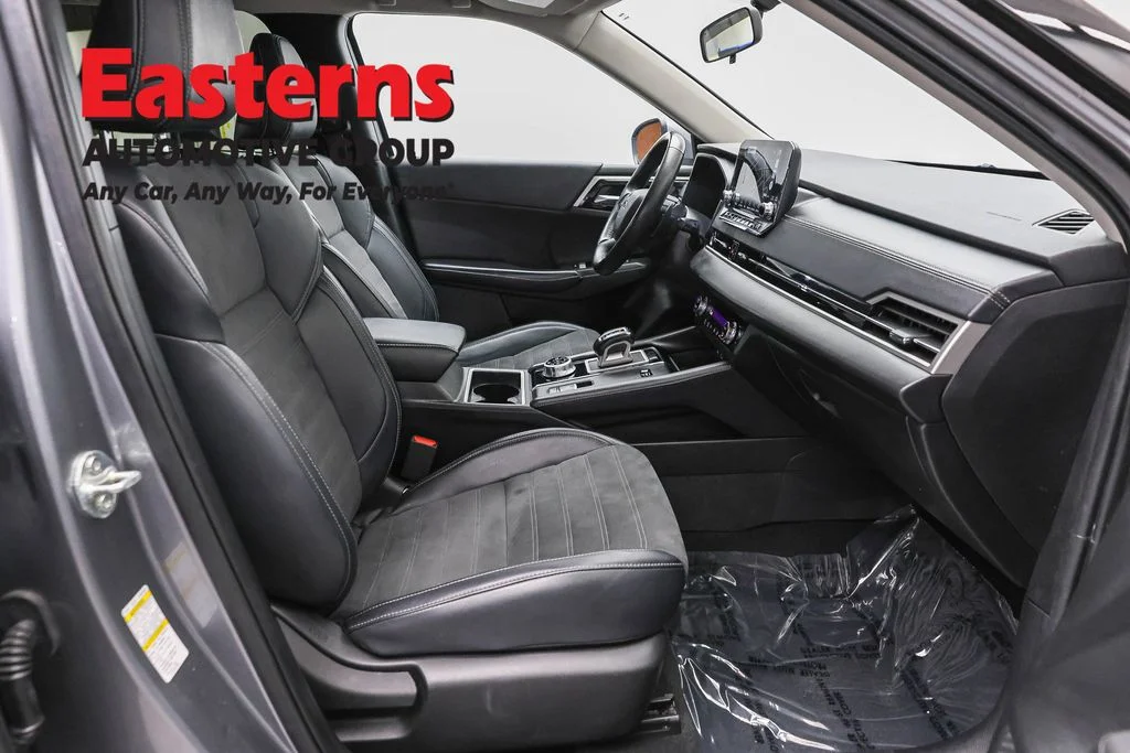 Used 2023 Silver Mitsubishi SE image 23