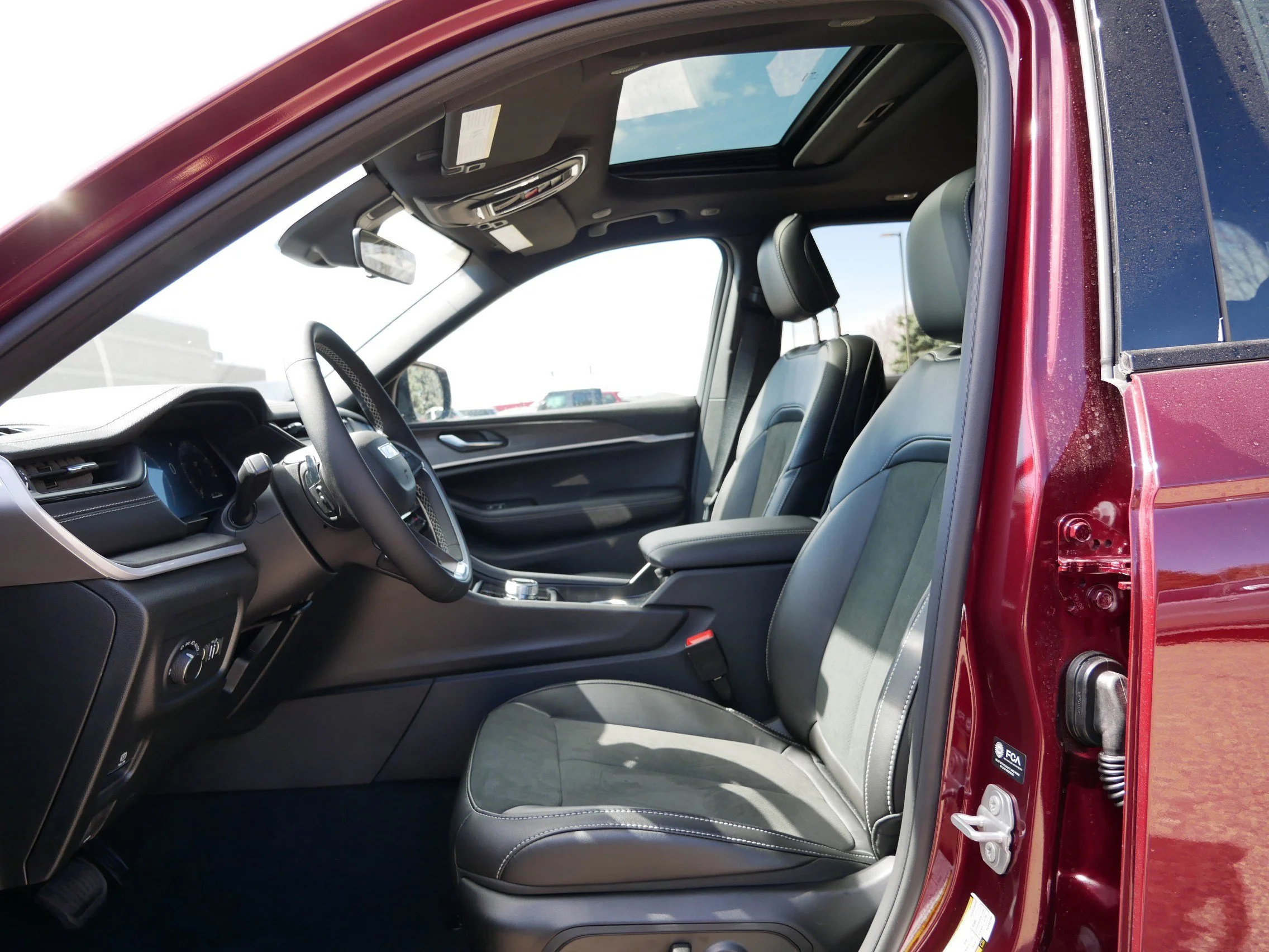 New 2026 Velvet Red Pearl-Coat Exterior Paint Jeep Laredo Altitude image 7