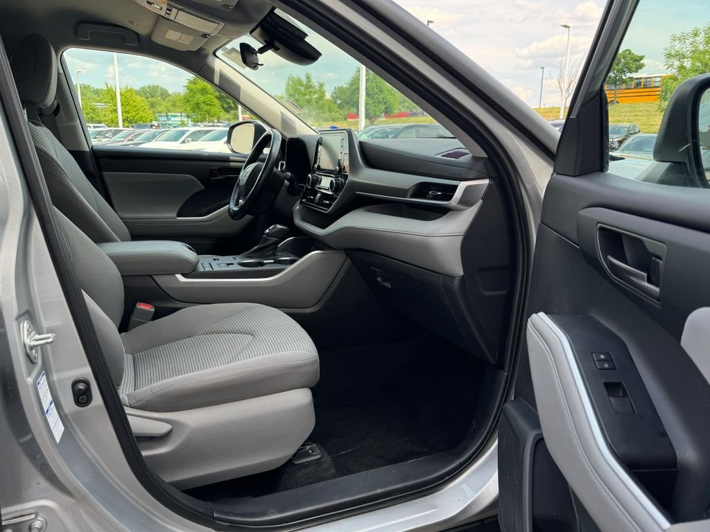 2021 Toyota Highlander LE - Photo 8