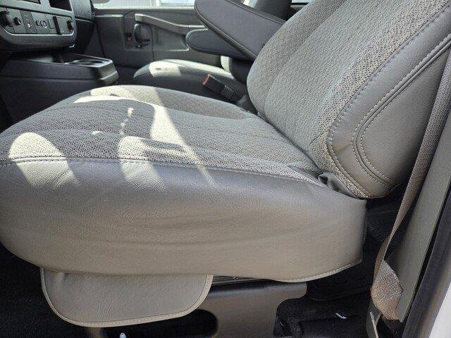 Used 2025 Summit White Chevrolet LT image 12