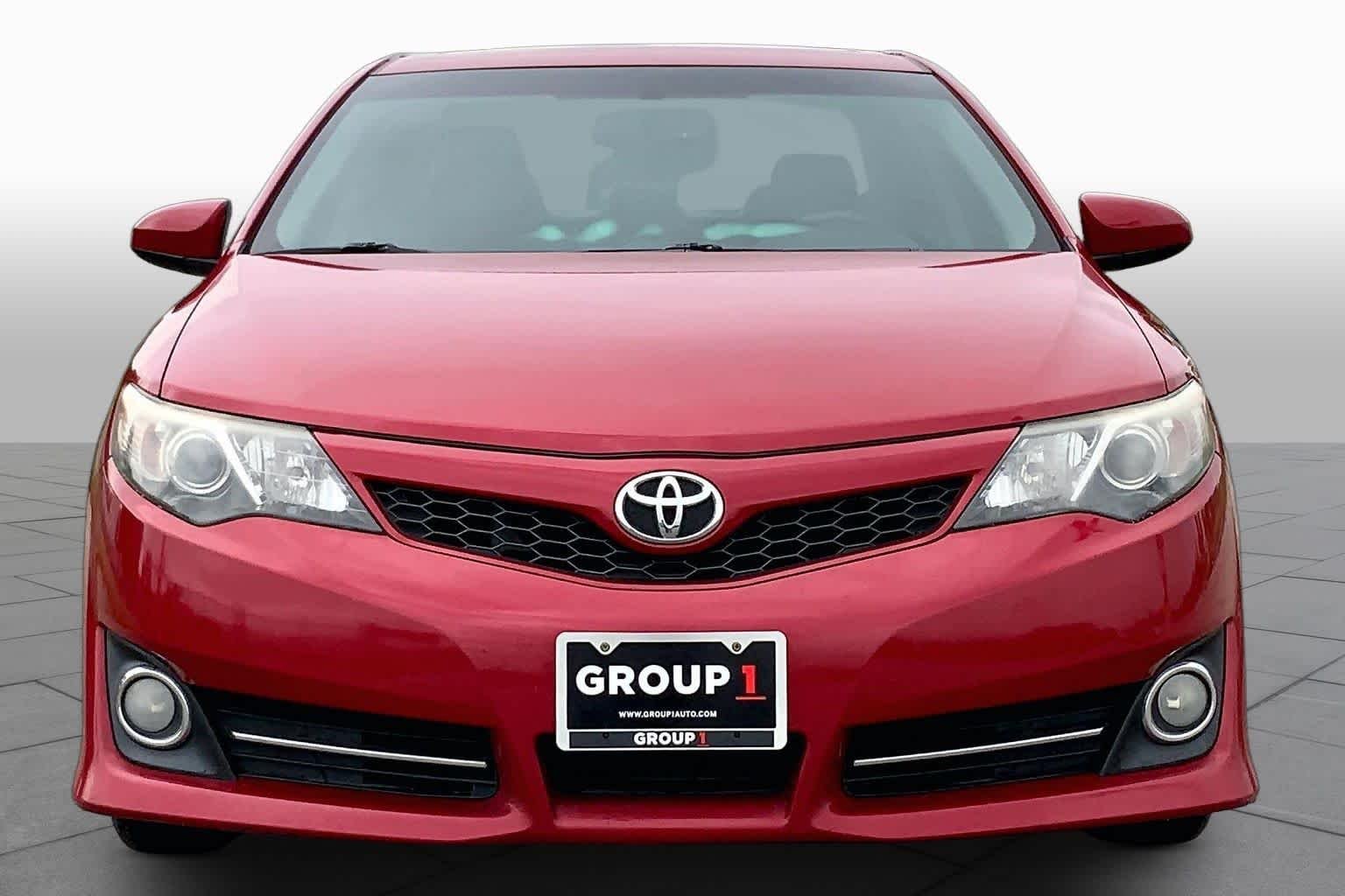 Used 2014 Barcelona Red Metallic Toyota SE image 4