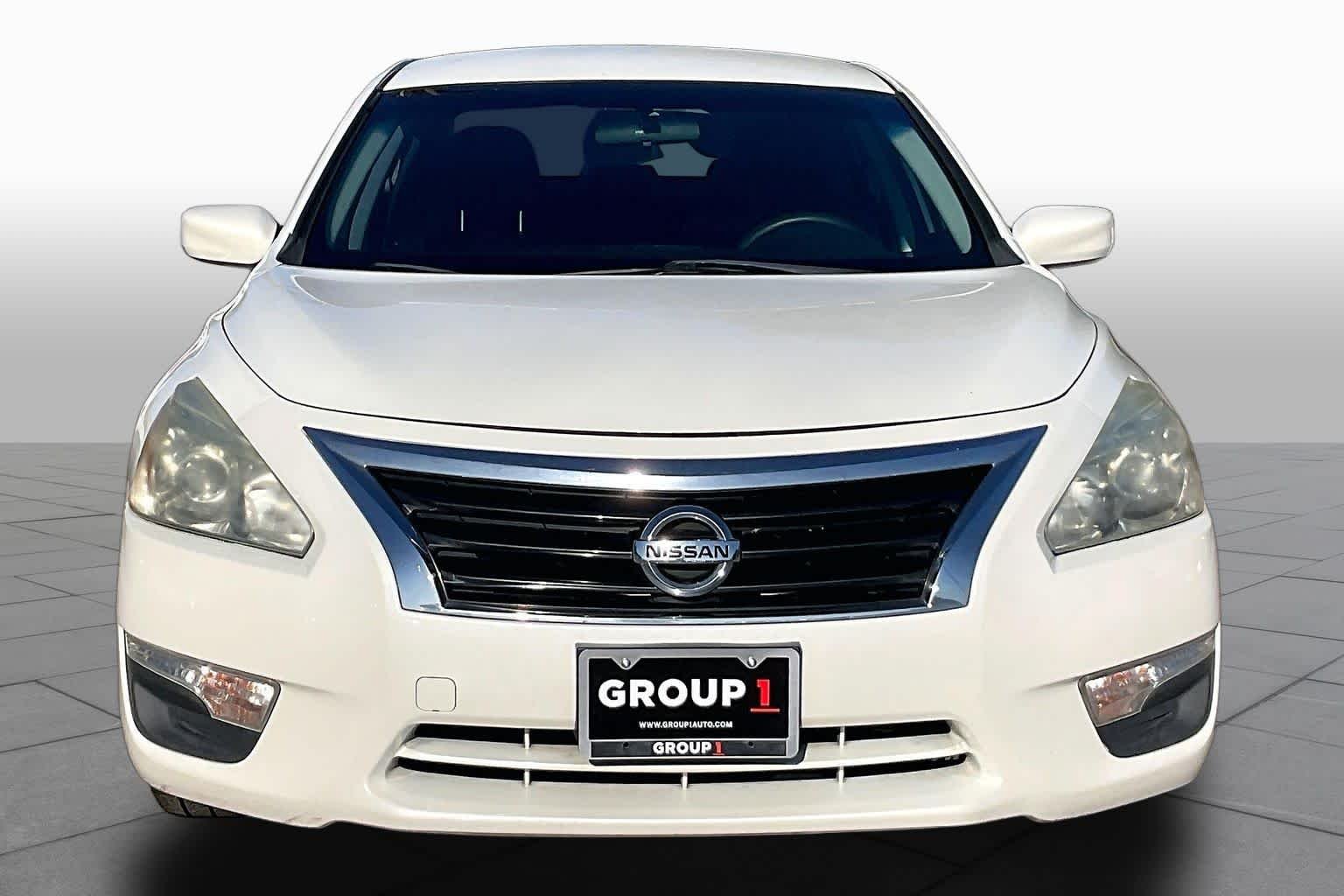 Used 2015 Pearl White Nissan 2.5 S image 4
