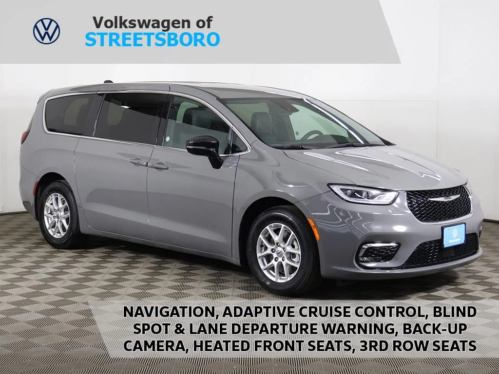 2025 Chrysler Pacifica Select's photo