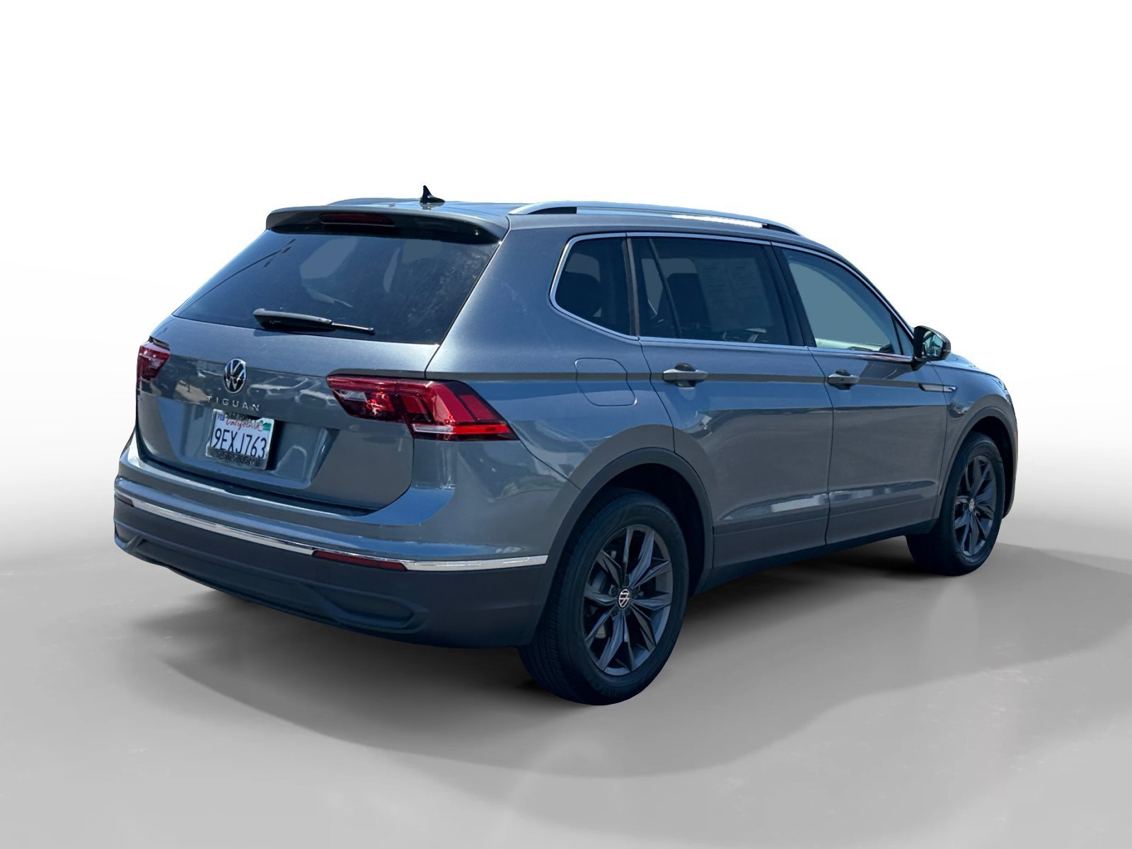 Certified Used 2023 Platinum Gray Metallic Volkswagen 2.0T SE image 5
