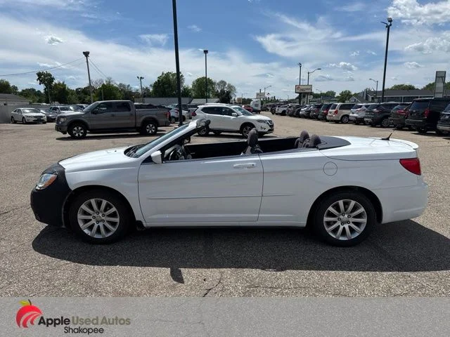 Used 2012 White Chrysler Touring image 3