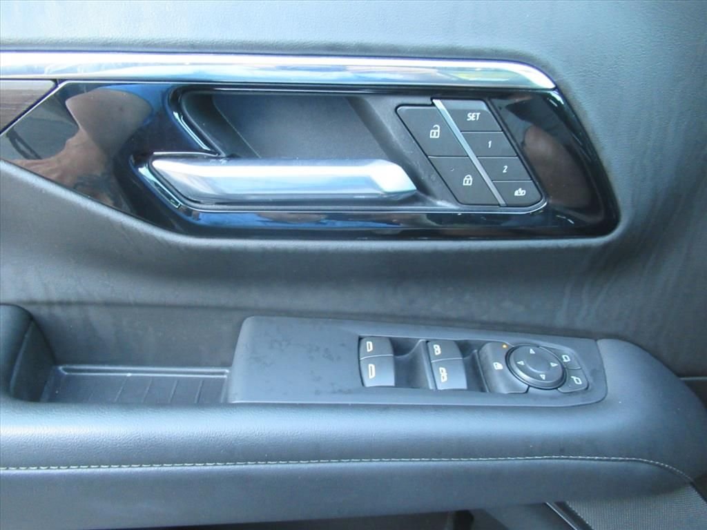 Used 2025 Gray Chevrolet Z71 image 19