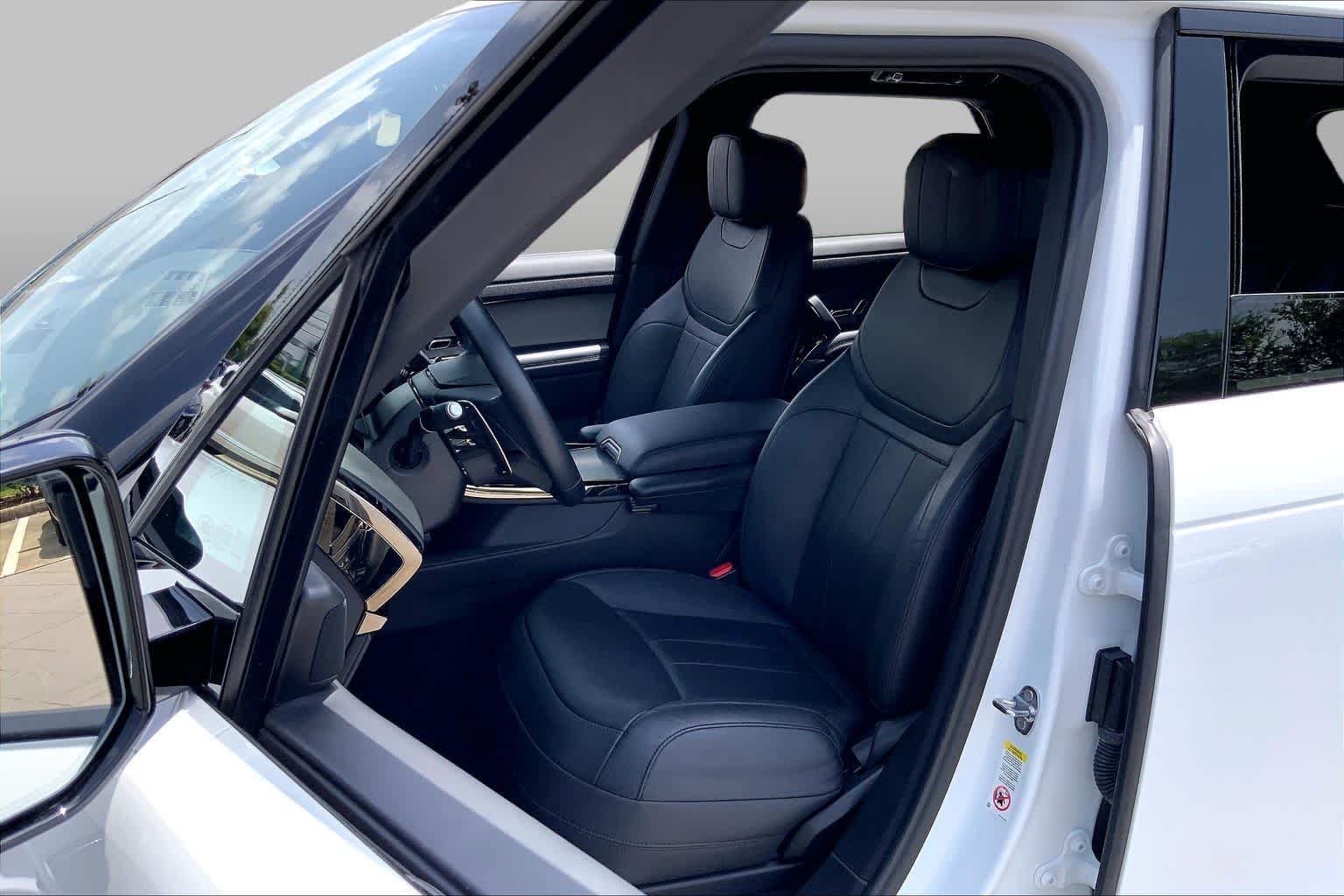 Used 2025 Fuji White Land Rover SE image 8