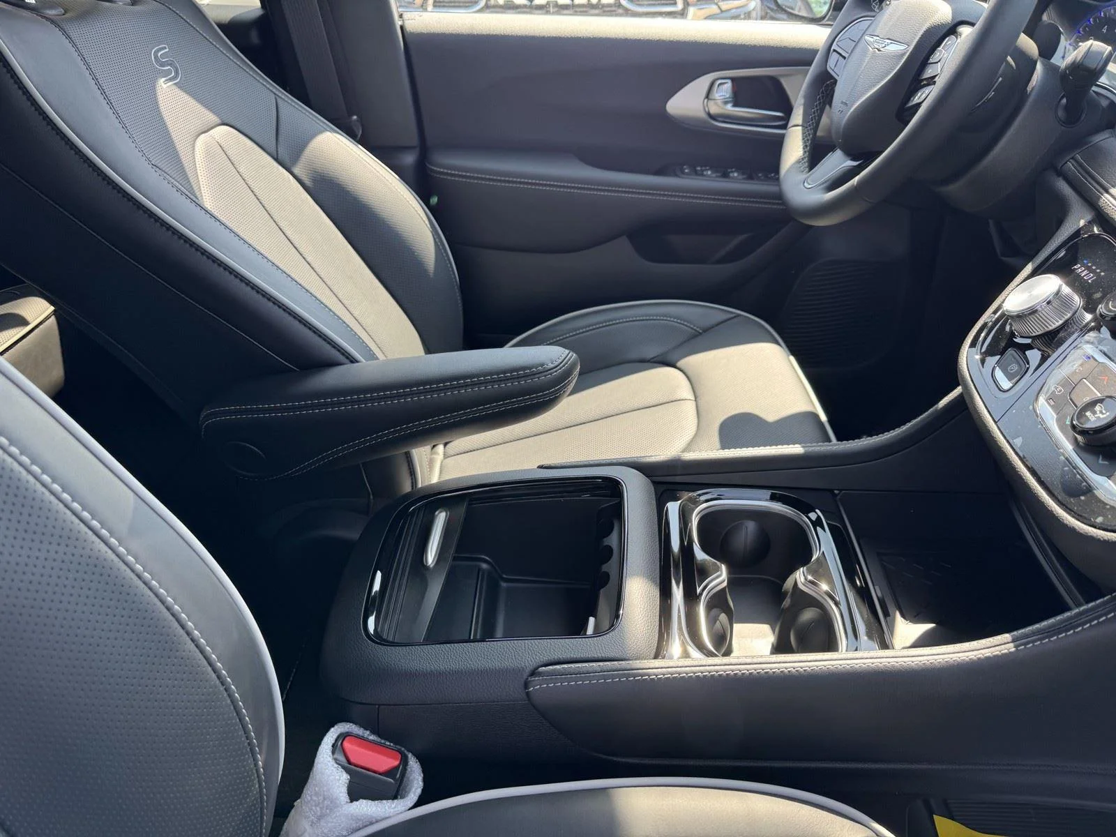 2026 Chrysler Pacifica Limited - Photo 7