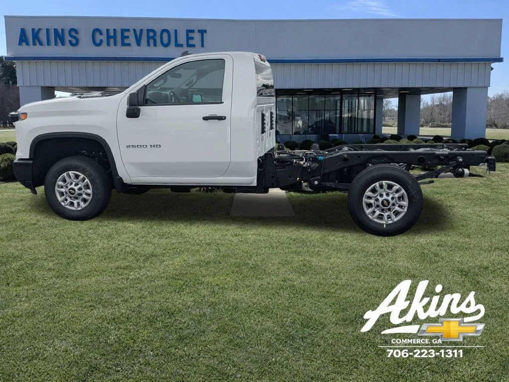 New 2026 Summit White Chevrolet WT image 7