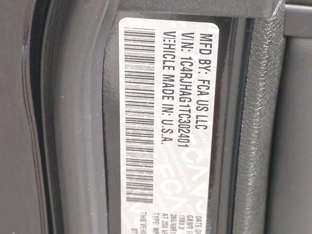 New 2026 Diamond Black Crystal Pearl-Coat Exterior Paint Jeep Laredo X image 39