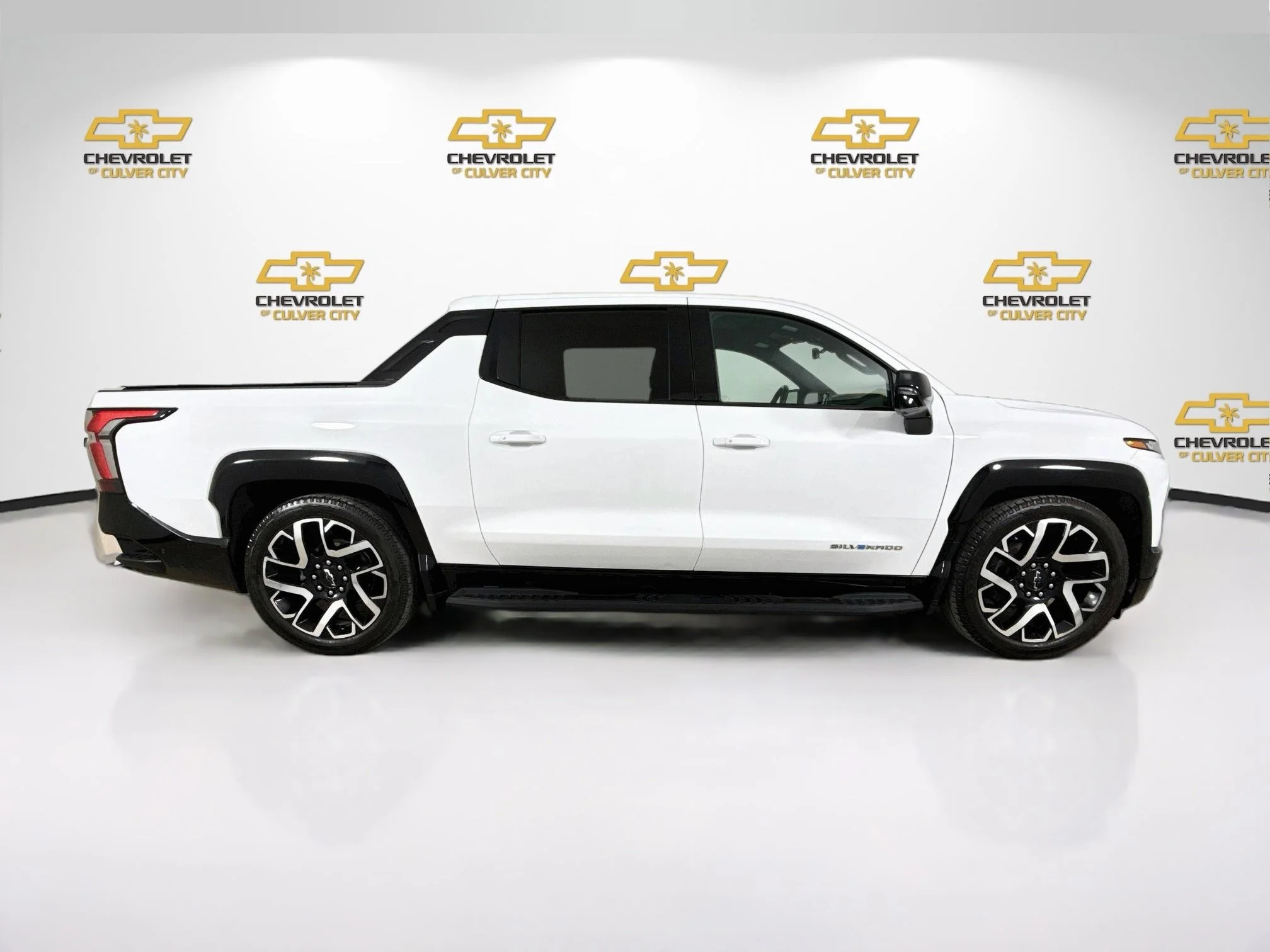 Used 2024 Summit White Chevrolet RST image 9