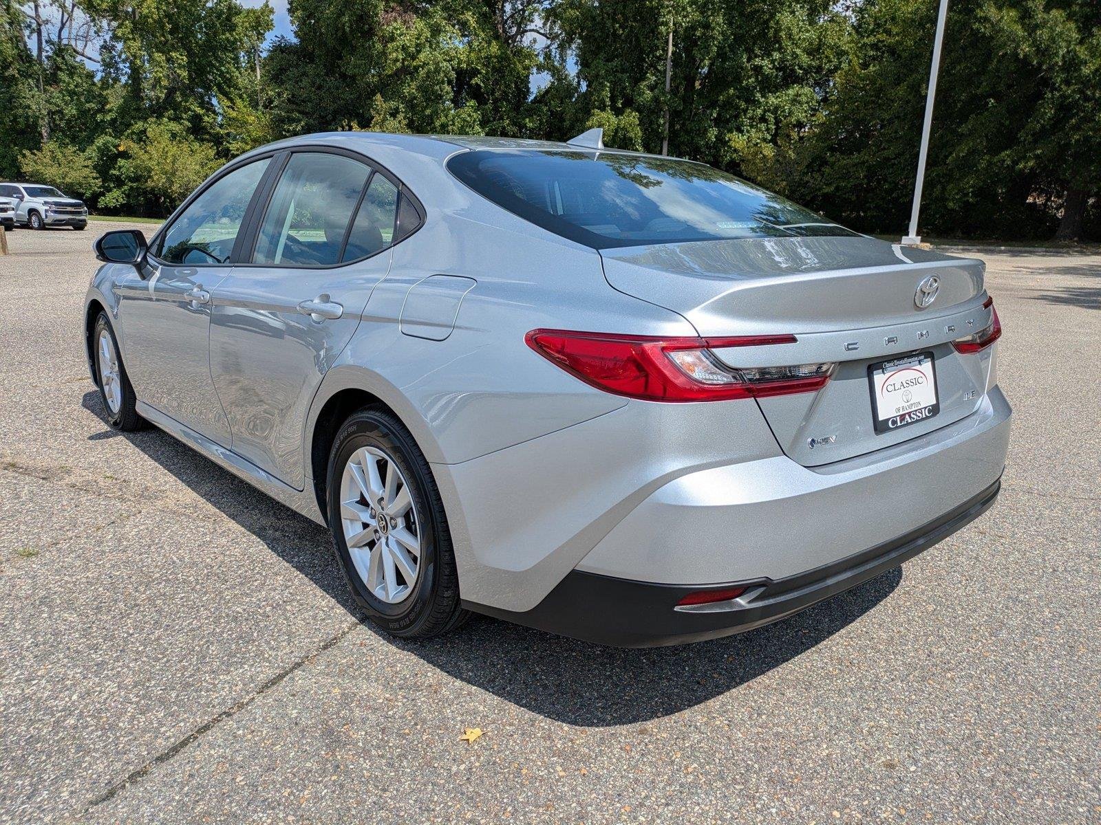 Used 2025  Toyota SE image 6