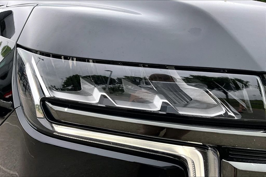 Used 2021 Black Chevrolet Z71 image 32