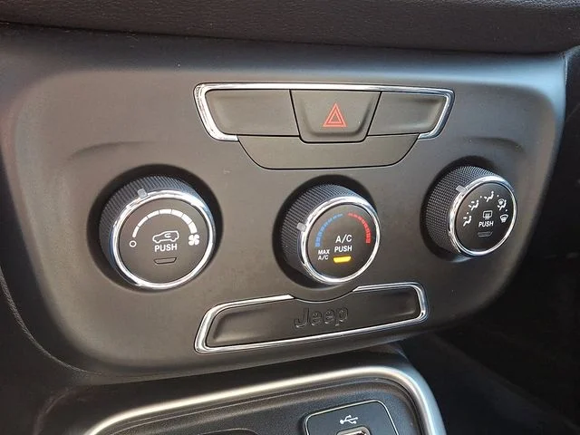 Used 2018 White Jeep Latitude image 16