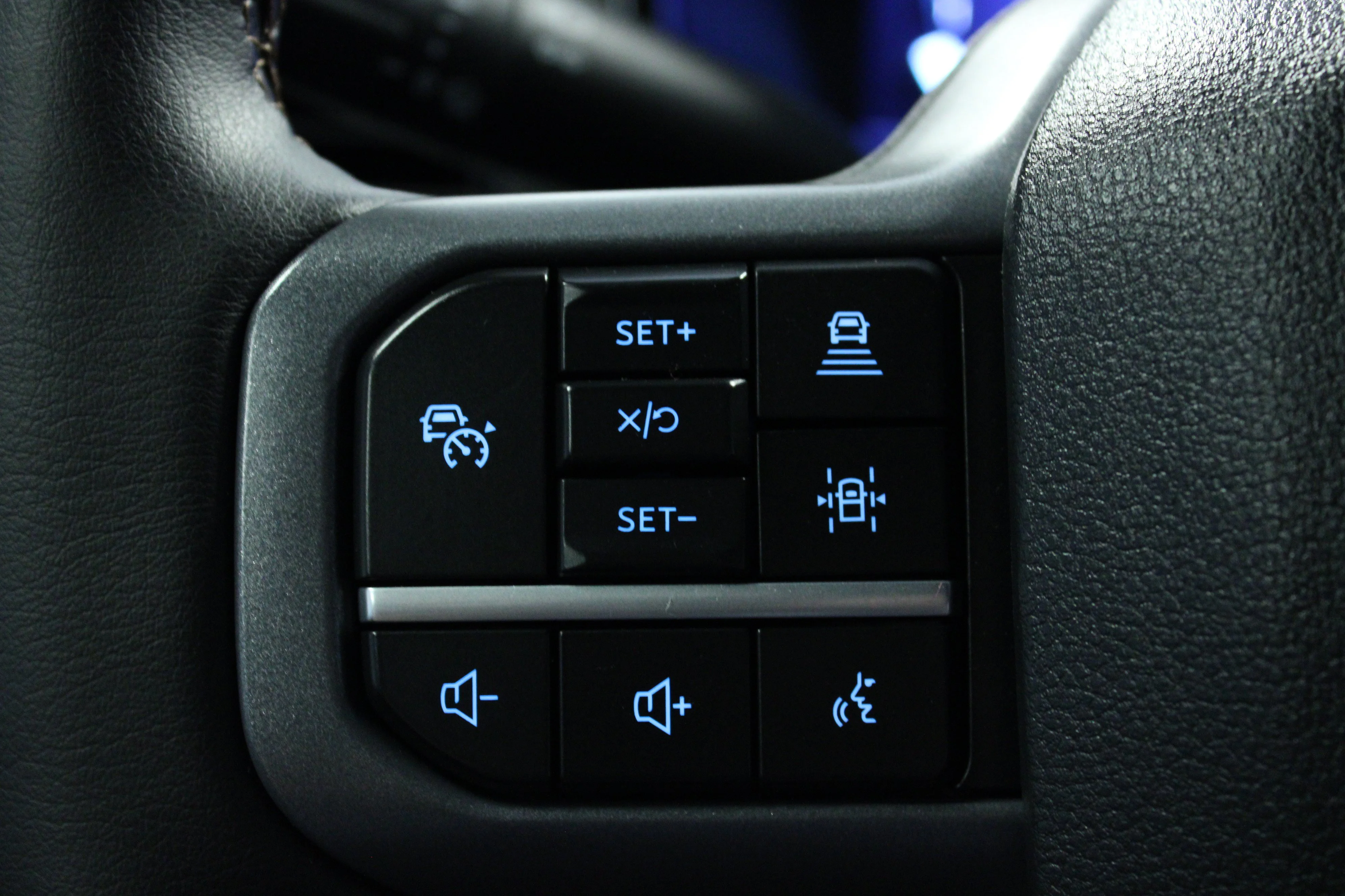 Used 2025 Agate Black Metallic Ford LARIAT image 20