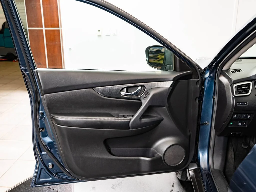 Used 2015 Arctic Blue Metallic Nissan SL image 26