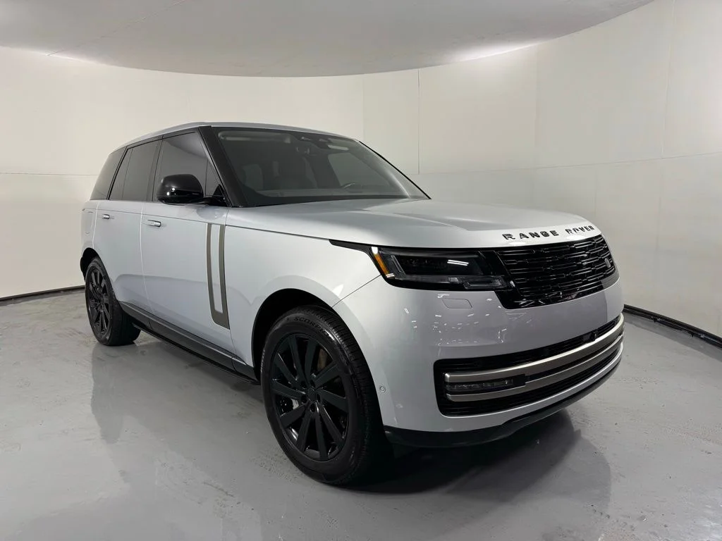 Used 2025 Hakuba Silver Metallic Land Rover SE image 3