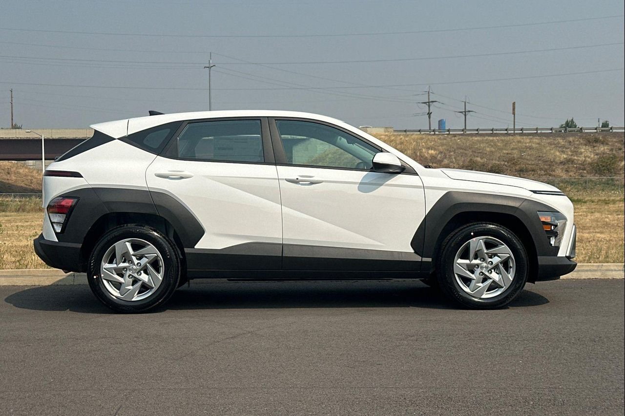 New 2027  Hyundai SE FWD image 2
